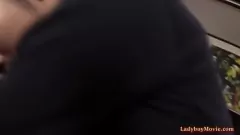 Afspelen Asian Ladyboy Aris wordt handig met een stomende handjob en frottage