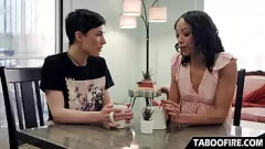 Abspielen Ebenholzbaby von ihrer lesbischen Freundin verführt: Verbotener interrassischer Tribbing