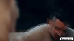 Abspielen T-Girl-Stiefmutter wird von Stiefsohn hart anal gefickt