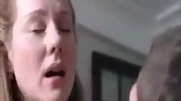 Afspelen Het geile teefje met een katachtig lijfje spat vrij in haar mondje
