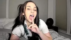 Odtwórz Przeżyj najwyższą przyjemność, gdy ta gorąca i seksowna drobna gwiazda porno drażni Cię swoimi dużymi cyckami i dużym tyłkiem, pragnąc każdego centymetra swojej ciasnej cipki!