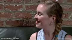 Reproduzir O adolescente encadernado Mattie Borders é rudemente fodido na bunda pelo terapeuta Tommy Pistol nesta cena de submissão anal hardcore