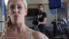 Jouer Soyez témoin de l'action interraciale intense alors qu'un caméraman domine une instructrice de fitness blonde avec son énorme BBC dans cette scène de baise hardcore et brutale.