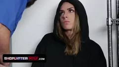 Jouer Conséquences du vol à l'étalage au bureau de Jaimie Vine : un creampie tabou d'un agent de sécurité en levrette