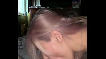 Jouer Il lui fait une pipe et la lui fourre dans le cul