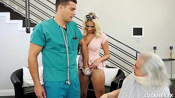 Sa femme blonde adolescente baise le puissant docteur