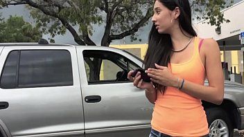 O adolescente recebe dinheiro para fazer sexo rapidamente enlouquece no carro