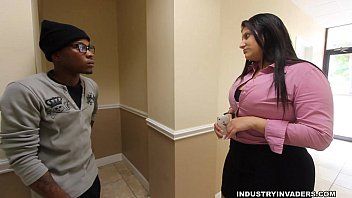 Play A negro has sex with a hotel maid who has a big ass