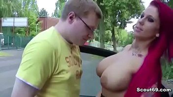 Afspelen Een roodharige wordt gepenetreerd door een jonge man met een bril op de rand van het glas