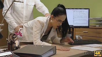 تشغيل في سن المراهقة في صب الإباحية مارس الجنس على الطاولة على ظهره