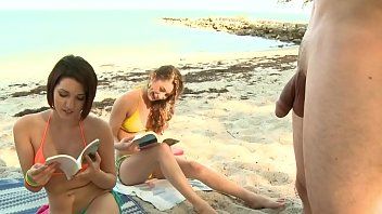 Odtwórz Trzy kobiety obciągają kutasa i ruchają turystę na plaży