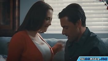 Jouer brune veut la bite de l'ami de son mari - films porno