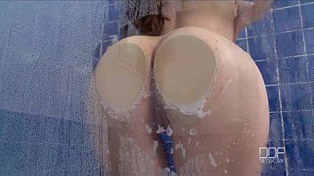 Afspelen Ze is opgewonden door de hete douche en masturbeert tot een orgasme