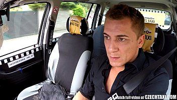 Afspelen Taxirit en xxx gek op de achterbank met een Russische blondine