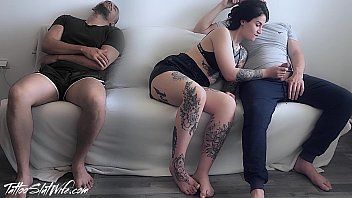 play Dois homens apaixonados pela bucetinha fodem uma linda e acabam totalmente na bucetinha dela