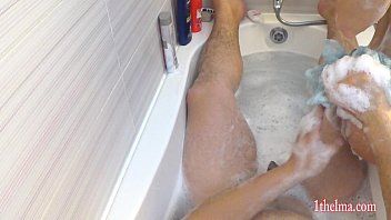 Reproducir Los socios están probando baños sensuales en el baño y su novia tiene un orgasmo.