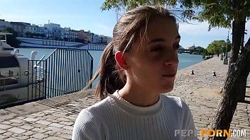 Jouer Pizdulica a des relations sexuelles au port avec un jeune homme avec une bite pleine de sperme