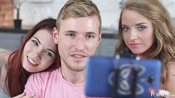Afspelen Twee perverse meiden spelen met de pik van een verlegen jongeman xxx capital