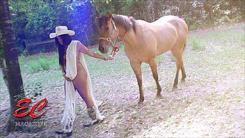 Abspielen Porno, der die Brünette dazu bringt, Sex mit dem Pferd zu haben, mit dem sie aufsteht