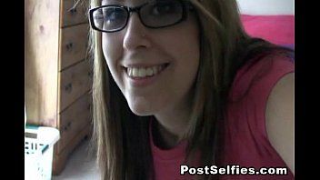 Abspielen Russischer Sex mit einem Nerd sieht den Penis seines Partners nicht