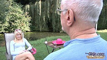 Sie richtet Chaos an, als sie von einem Mann gewaltsam penetriert wird, der ihn dazu bringt, sie mit seinem Penis zu knallen