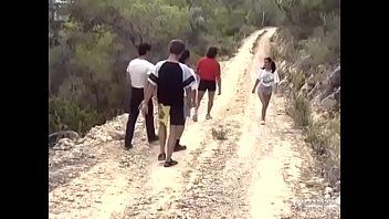 Redare Xxx pe o ulita la tara cu 4 tarani ce abuzeaza o femeie