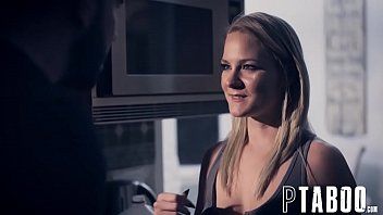 Reproduzir A loira o oferece para transar com ele e ele não recusa