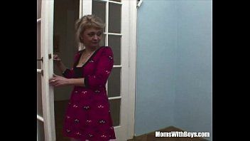 Odtwórz Porno xxx z blondynką, która penetruje swojego wnuka