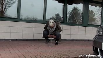 Abspielen Das Mädchen schafft es, Ihre Aufmerksamkeit zu fesseln