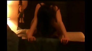 Abspielen Einer nach dem anderen setzt er sich auf den Penis dieses schwarzen Mannes, der es liebt, mit immer mehr Frauen Sex zu haben