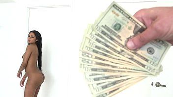 Reproduzir A loira não resiste mais e faz sexo com uma negra com flocos no pau