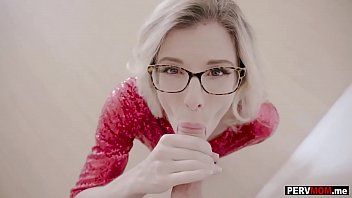 Jouer Putain blonde qui enlève sa culotte après avoir servi quelques verres de vin - Cory Chase