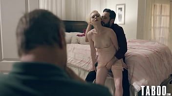 تشغيل الشقراء ذات الحمار الكبير الذي تم خلعه تمامًا ويجلس أمامك