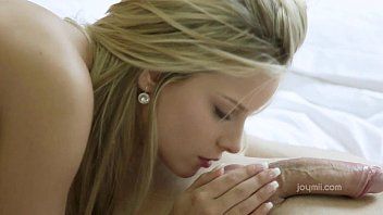 Reproducir La rubia guarra le come la polla al amante en el infierno