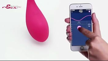 Jouer La chatte se masturbe avec deux vibromasseurs en même temps