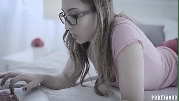 Jouer On voit qu'elle veut un mâle féroce qui va déchirer la chatte de ce villageois solitaire qui