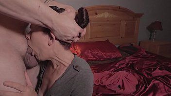 play Il nipote mette al massimo il suo pene nella gola della madre