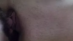 Afspelen Hete tiener wordt nat terwijl ze haar geschoren poesje likt en aan haar boon zuigt