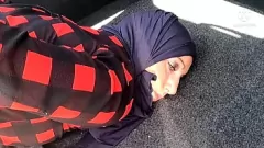 تشغيل زوجة مسلمة متشددة تتعرض للضرب في ممارسة الجنس في السيارة العامة