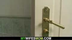 Jouer RENCONTRE DE SALLE DE BAINS AUX BUSTY MOM TRICHE