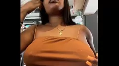 Odtwórz Naughty Bar Flasher Vanessa odsłania swoją cipkę i piersi w miejscach publicznych