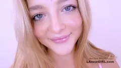 Odtwórz Urocza blondynka połyka spermę podczas przesłuchania POV