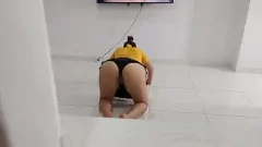 play Mamă vitregă latina curbate surprinsă făcând yoga în lenjerie