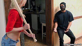 Jouer La blonde attrape le voleur dans la maison et commence à lécher sa bite