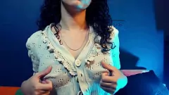 Reproduzir Deusa curvilínea Elenafox1 com peitos naturais gigantes e bunda grossa