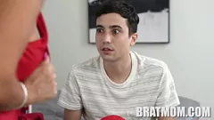 Afspelen Petite tiener Sandy Love geeft Ricky Spaans een ondeugende pov -pijpbeurt