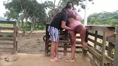 Redare Anal amator în aer liber: Farmgirl columbian devine futut tare