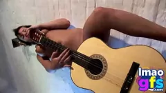 Abspielen Brünette Babe Paul erfreut sich mit Gitarre und liefert einen dampfenden Orgasmus