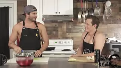 Jouer Des mecs musculaires baisent dans la cuisine: une parodie porno